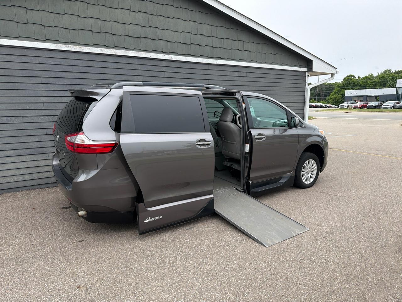 Toyota Sienna XLE Auto Access Seat FWD 7-Passenger (Natl) 2017