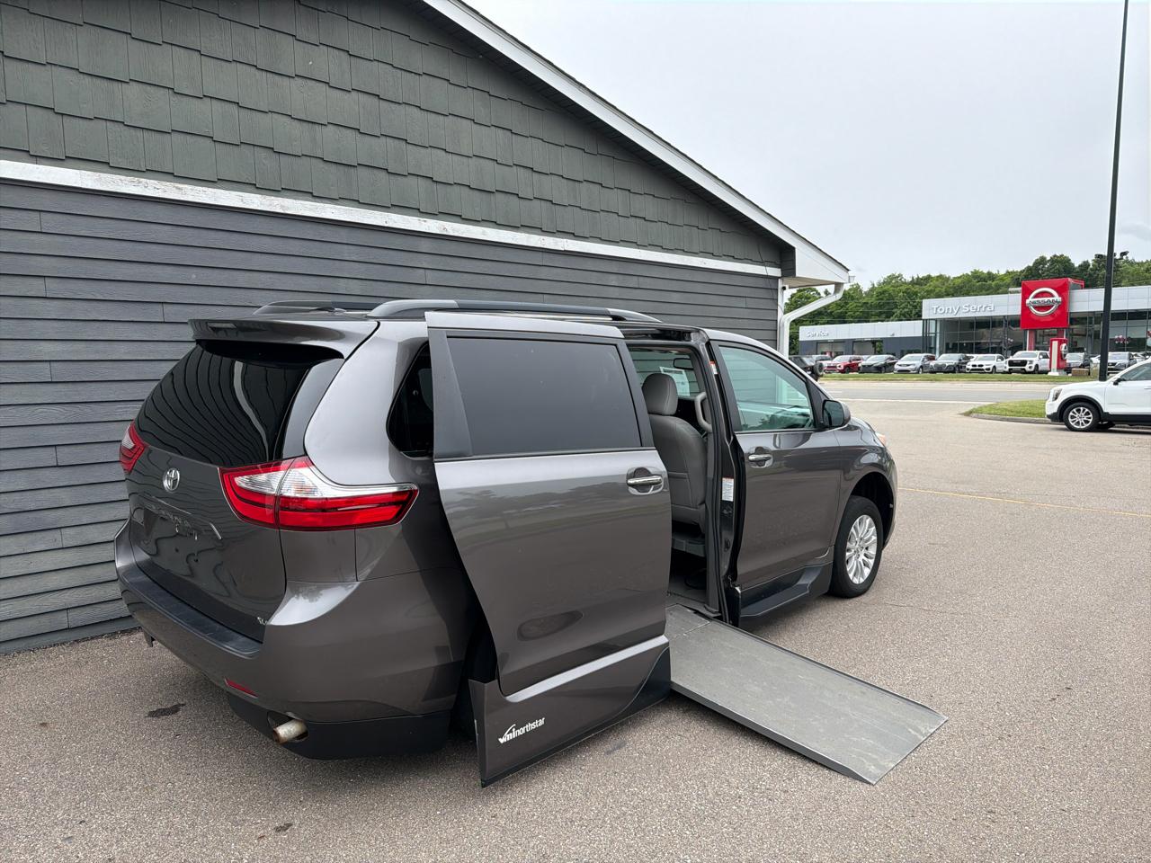 Toyota Sienna XLE Auto Access Seat FWD 7-Passenger (Natl) 2017