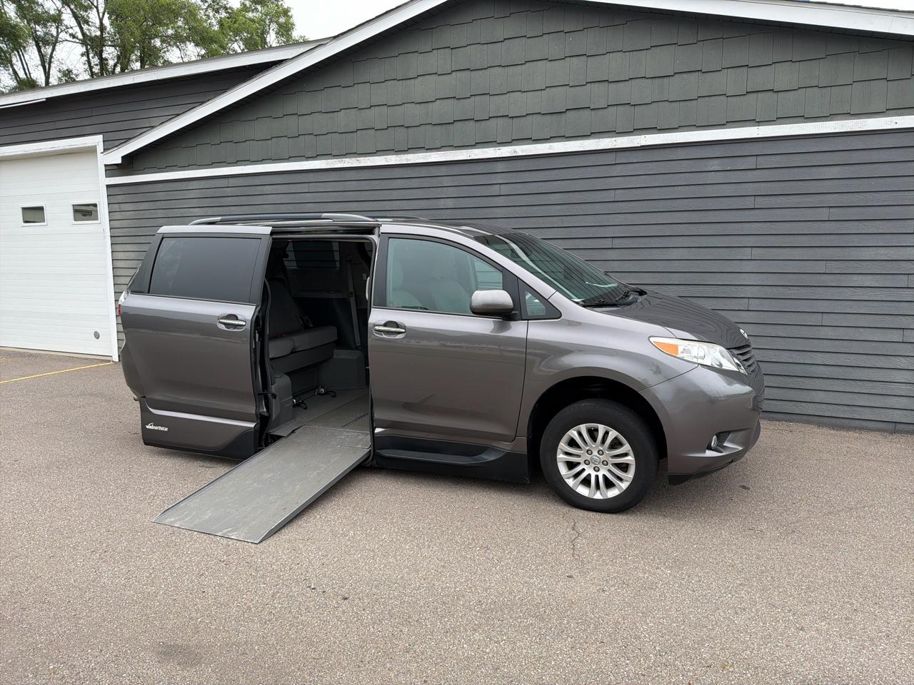 Toyota Sienna XLE Auto Access Seat FWD 7-Passenger (Natl) 2017