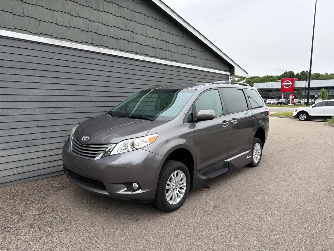 Toyota Sienna XLE Auto Access Seat FWD 7-Passenger (Natl) 2017