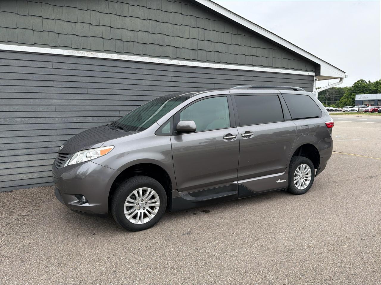 Toyota Sienna XLE Auto Access Seat FWD 7-Passenger (Natl) 2017