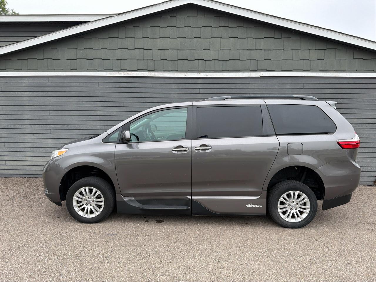 Toyota Sienna XLE Auto Access Seat FWD 7-Passenger (Natl) 2017