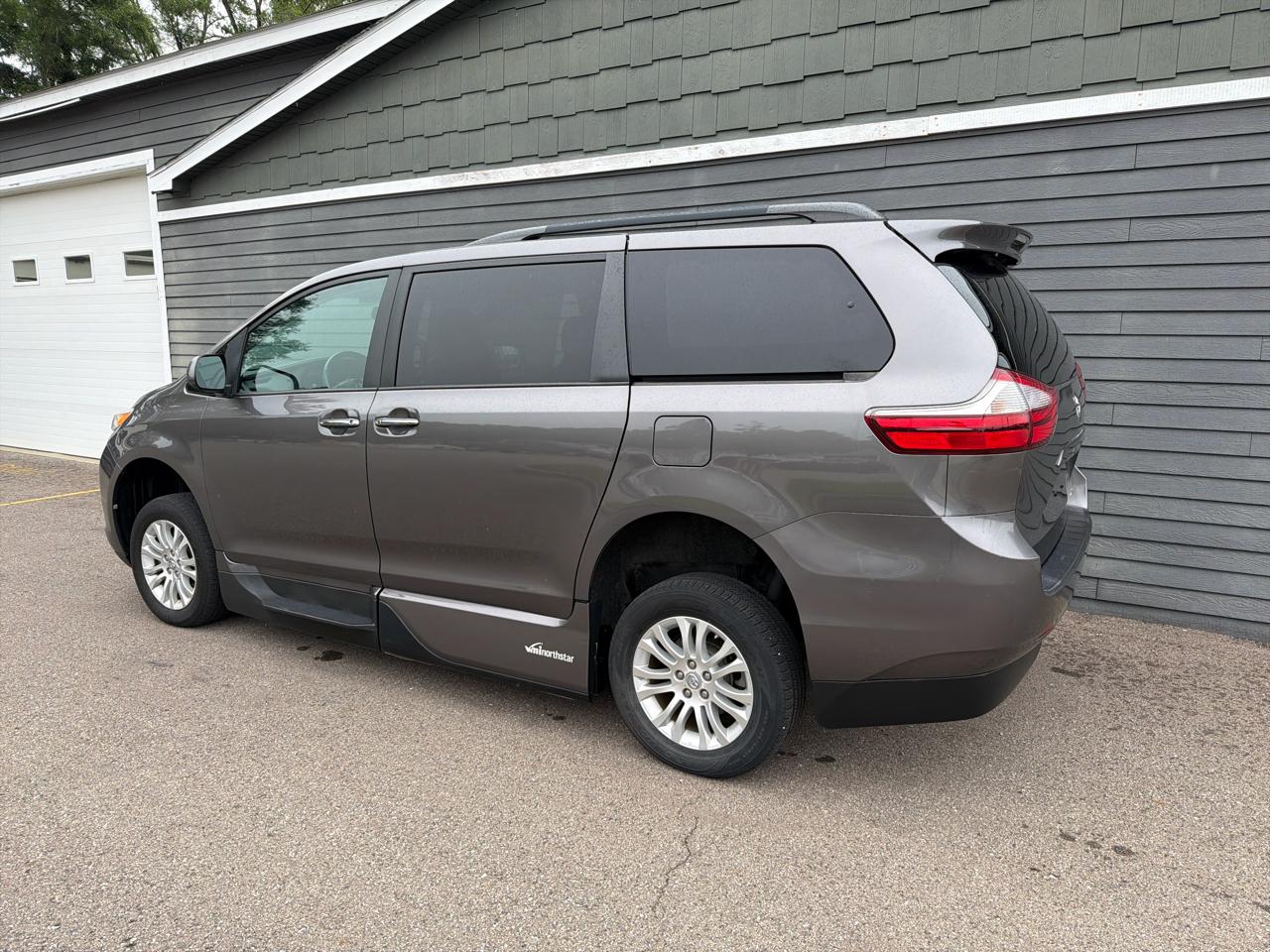 Toyota Sienna XLE Auto Access Seat FWD 7-Passenger (Natl) 2017