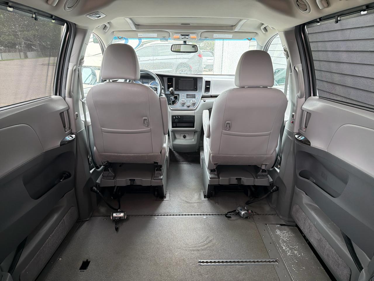 Toyota Sienna XLE Auto Access Seat FWD 7-Passenger (Natl) 2017