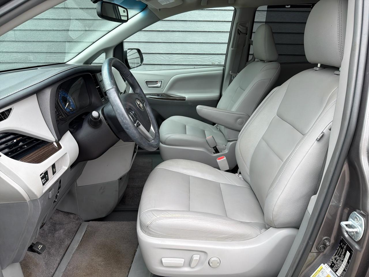 Toyota Sienna XLE Auto Access Seat FWD 7-Passenger (Natl) 2017