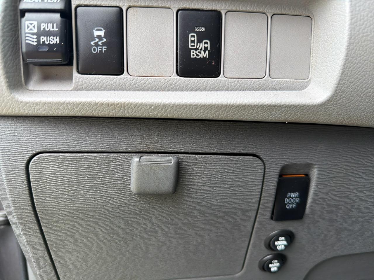 Toyota Sienna XLE Auto Access Seat FWD 7-Passenger (Natl) 2017