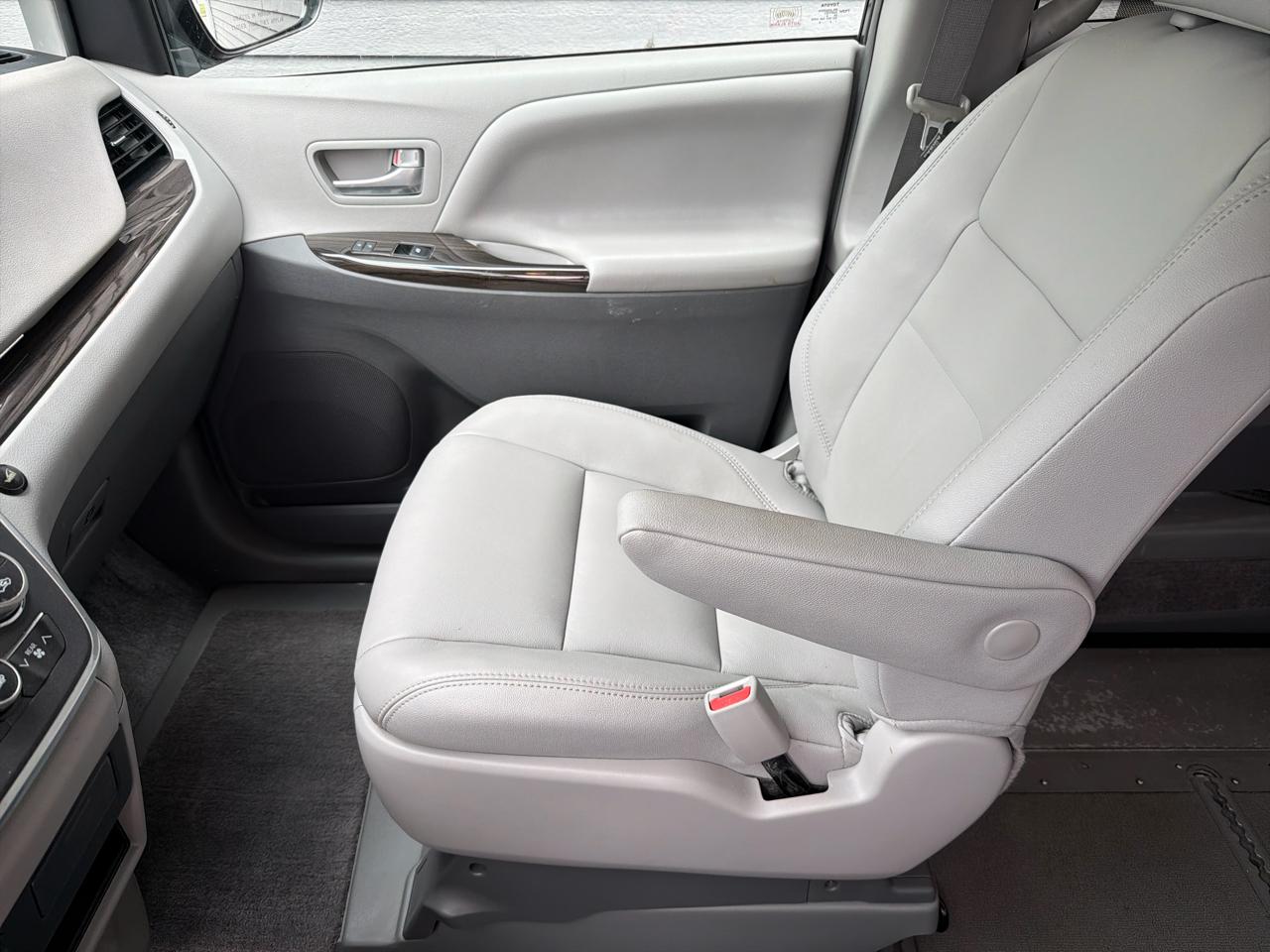 Toyota Sienna XLE Auto Access Seat FWD 7-Passenger (Natl) 2017