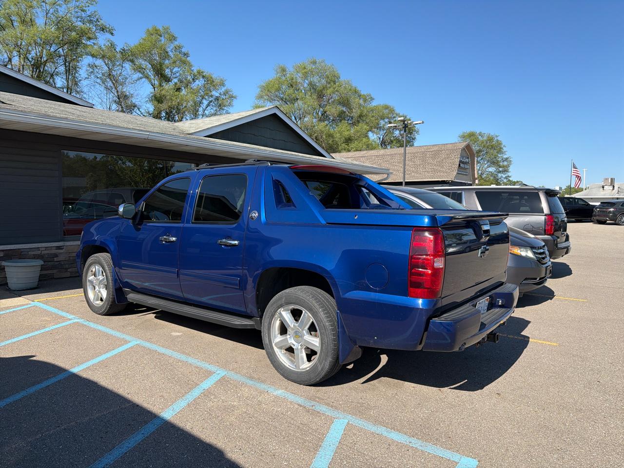 Chevrolet Avalanche 4WD Crew Cab LS 2013