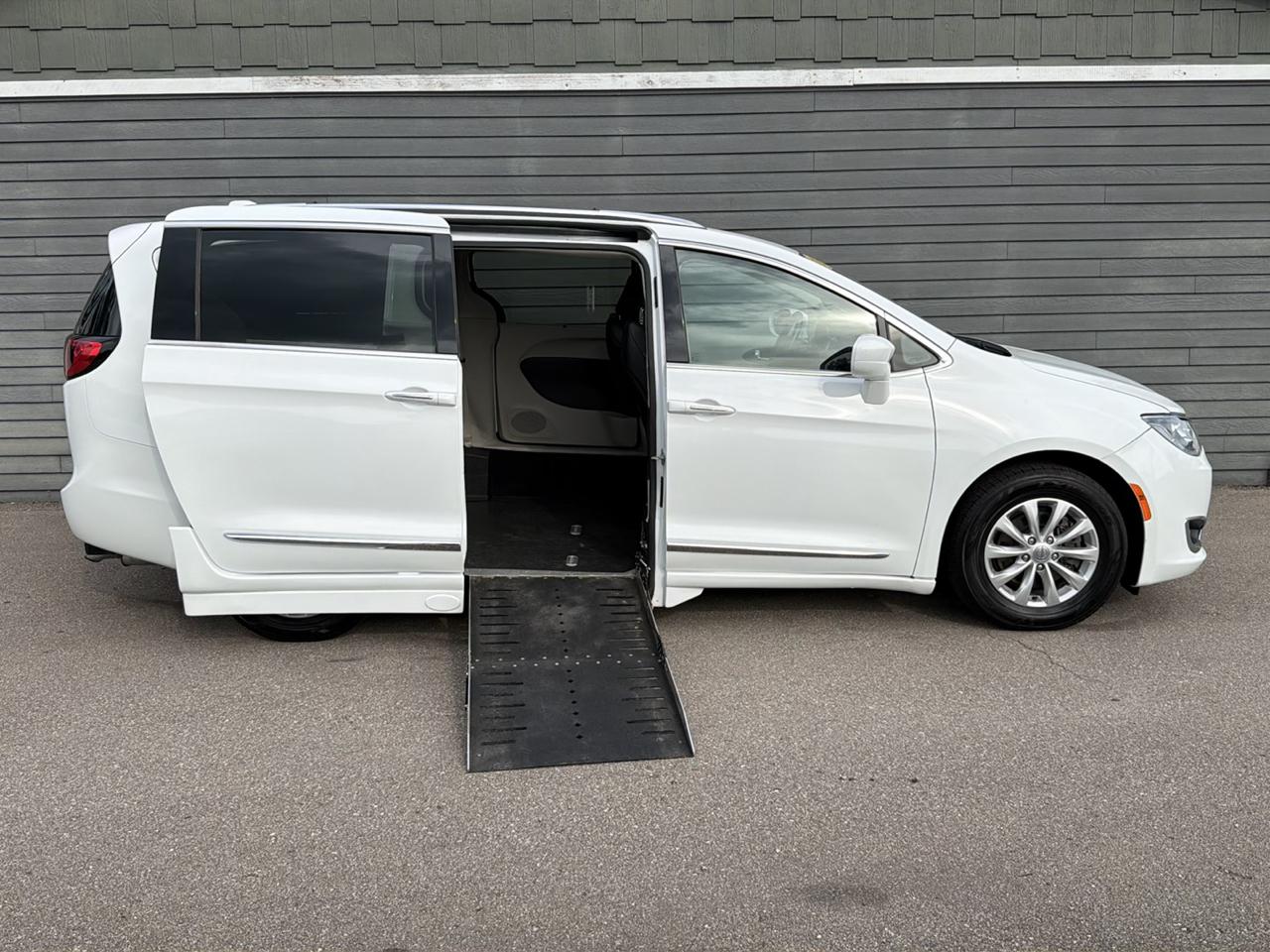 Chrysler Pacifica Touring L FWD 2018