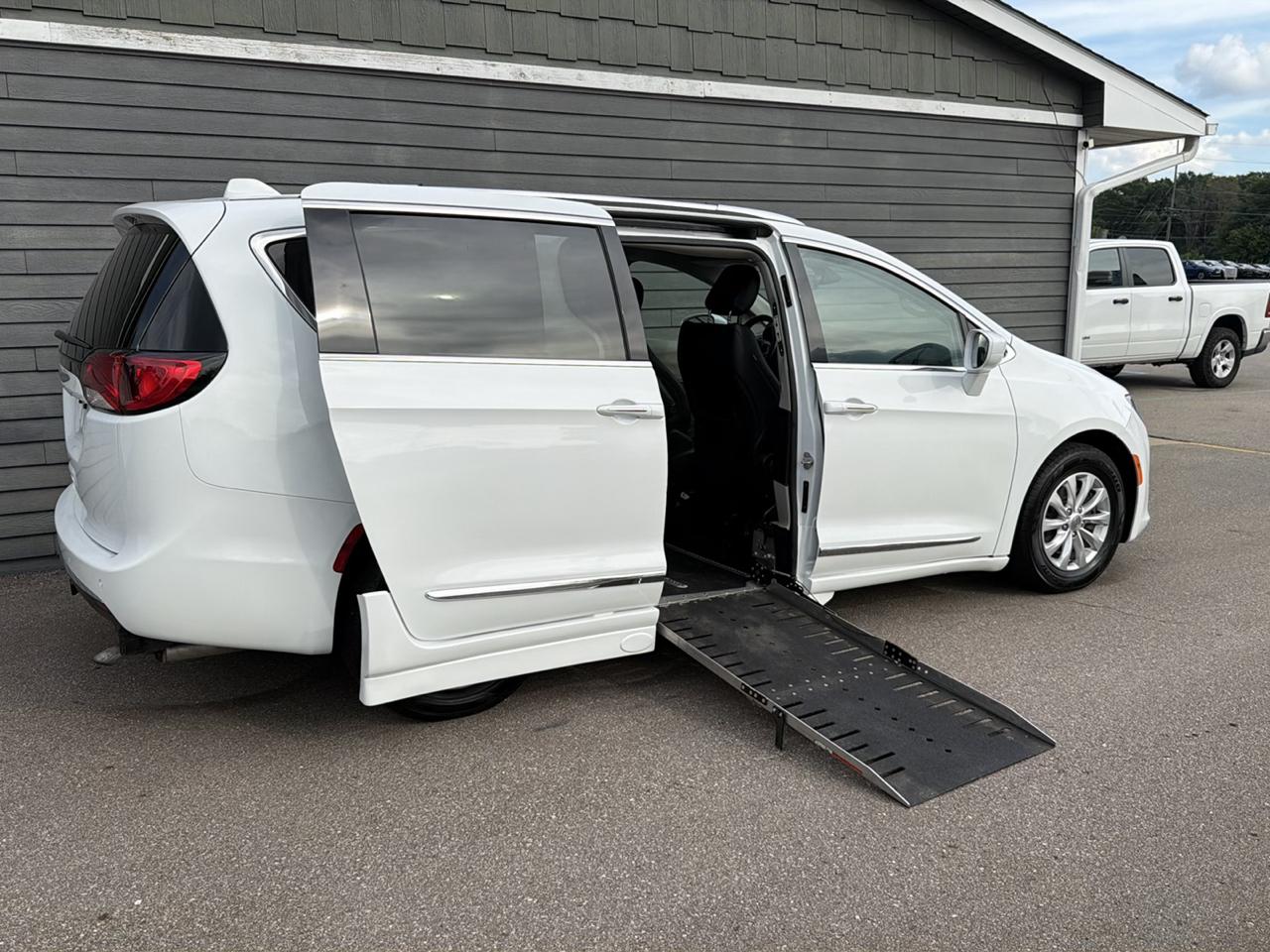 Chrysler Pacifica Touring L FWD 2018