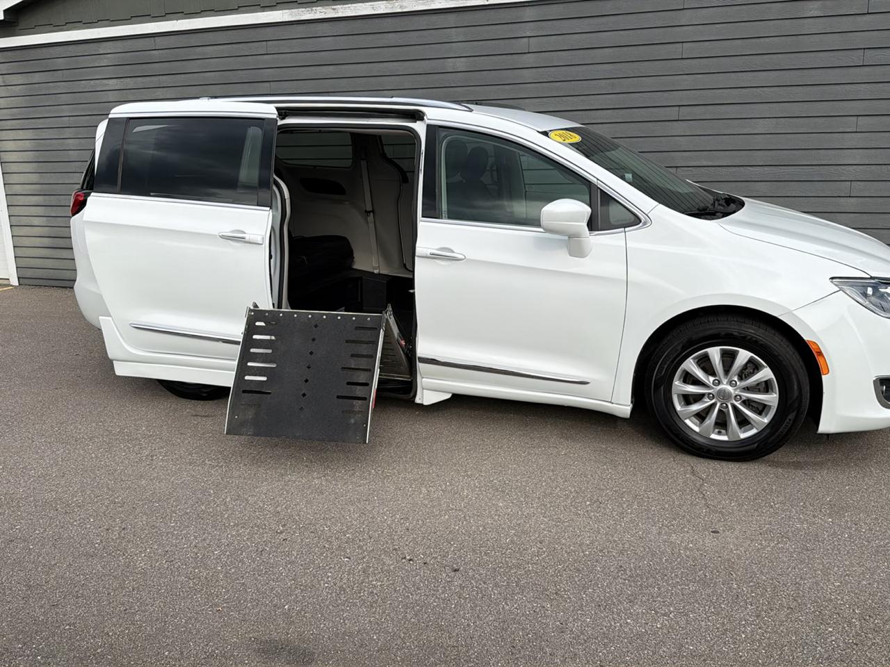 Chrysler Pacifica Touring L FWD 2018