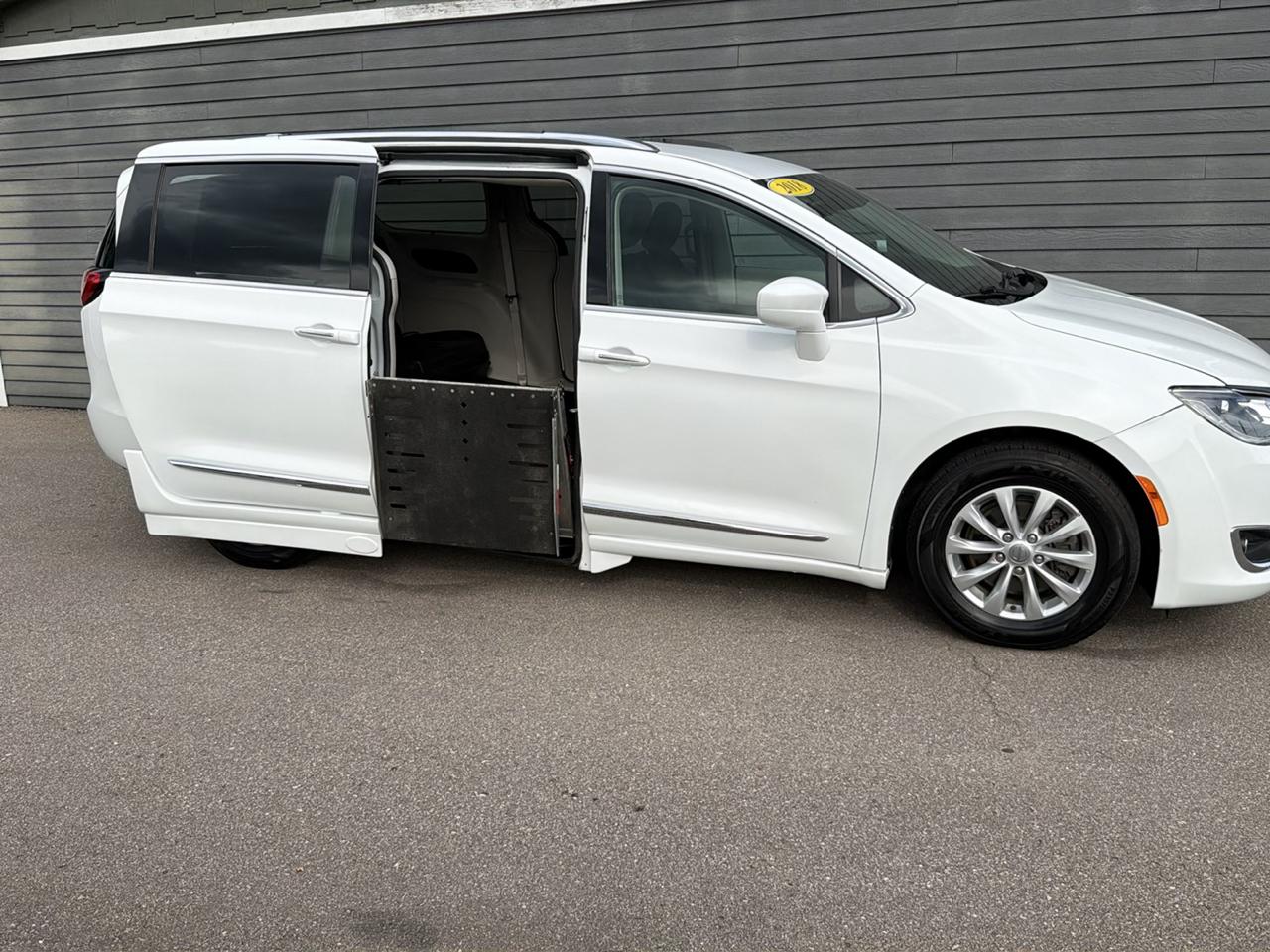 Chrysler Pacifica Touring L FWD 2018