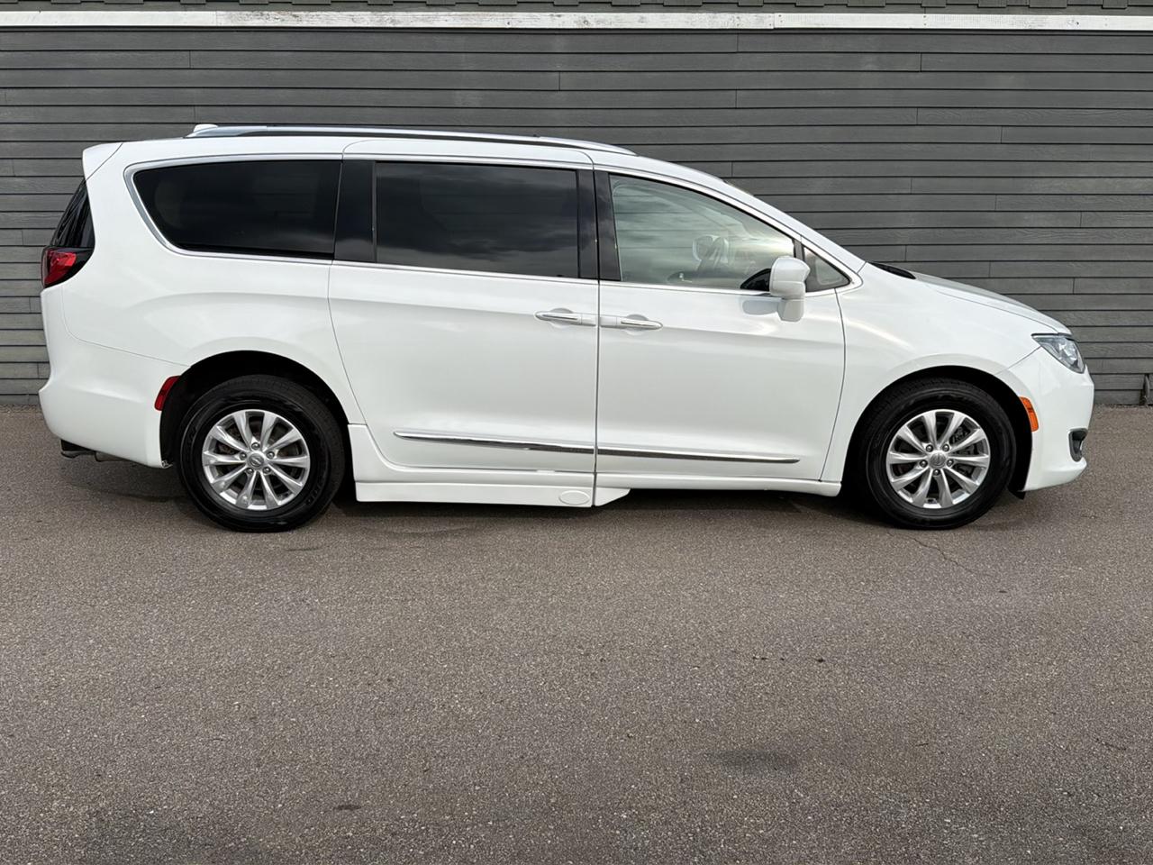 Chrysler Pacifica Touring L FWD 2018