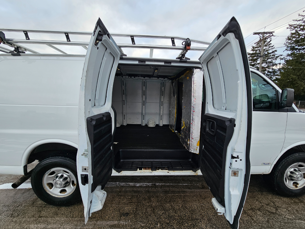 Chevrolet Express Cargo Van RWD 3500 135" 2015