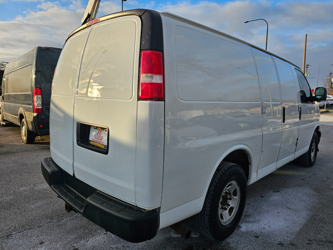 GMC Savana Cargo Van RWD 2500 135" 2017