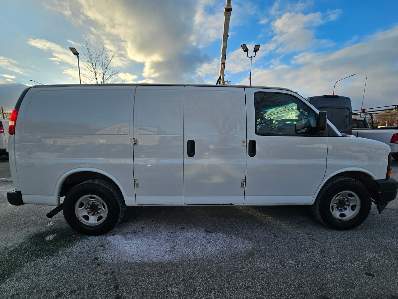 GMC Savana Cargo Van RWD 2500 135" 2017