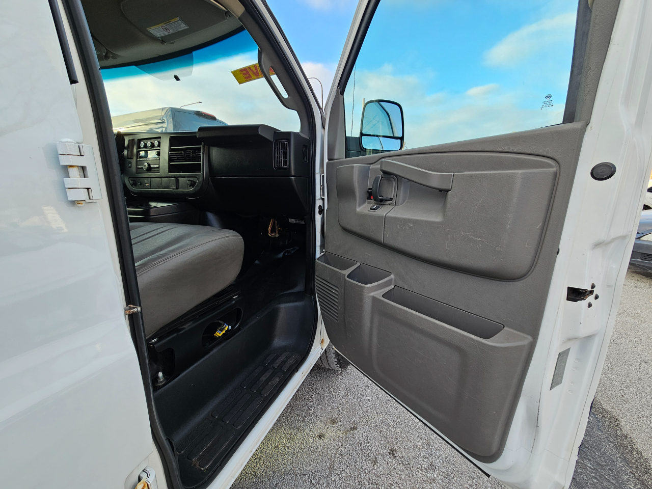 GMC Savana Cargo Van RWD 2500 135" 2017