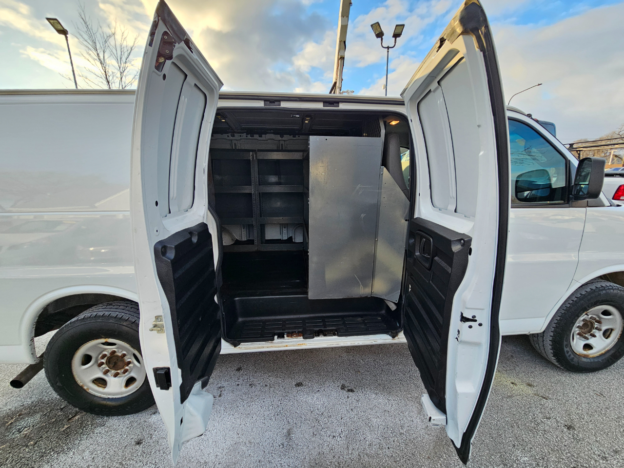 GMC Savana Cargo Van RWD 2500 135" 2017