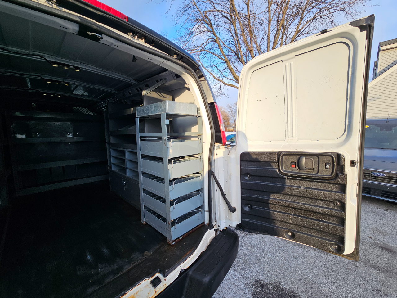 GMC Savana Cargo Van RWD 2500 135" 2017