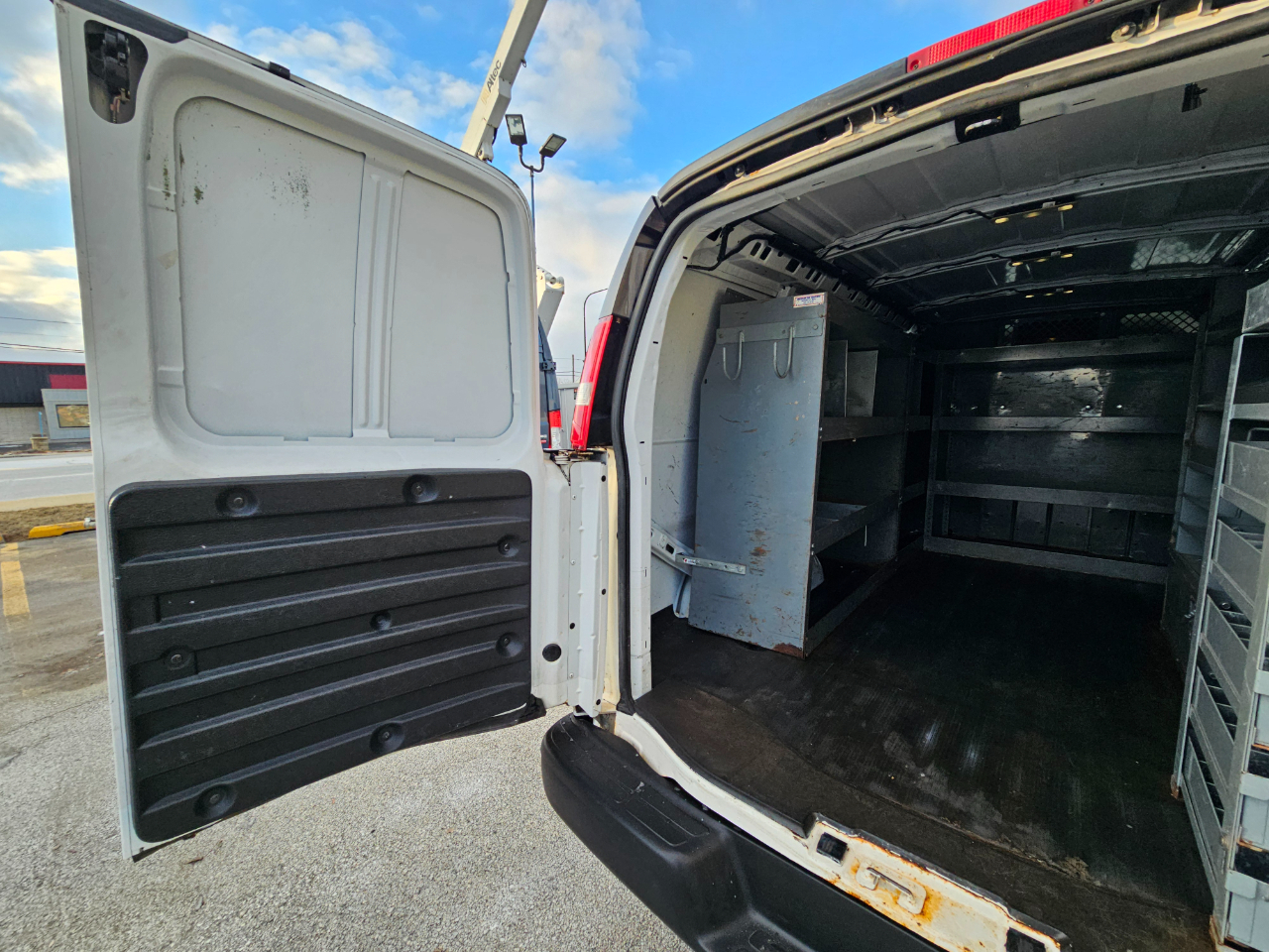 GMC Savana Cargo Van RWD 2500 135" 2017