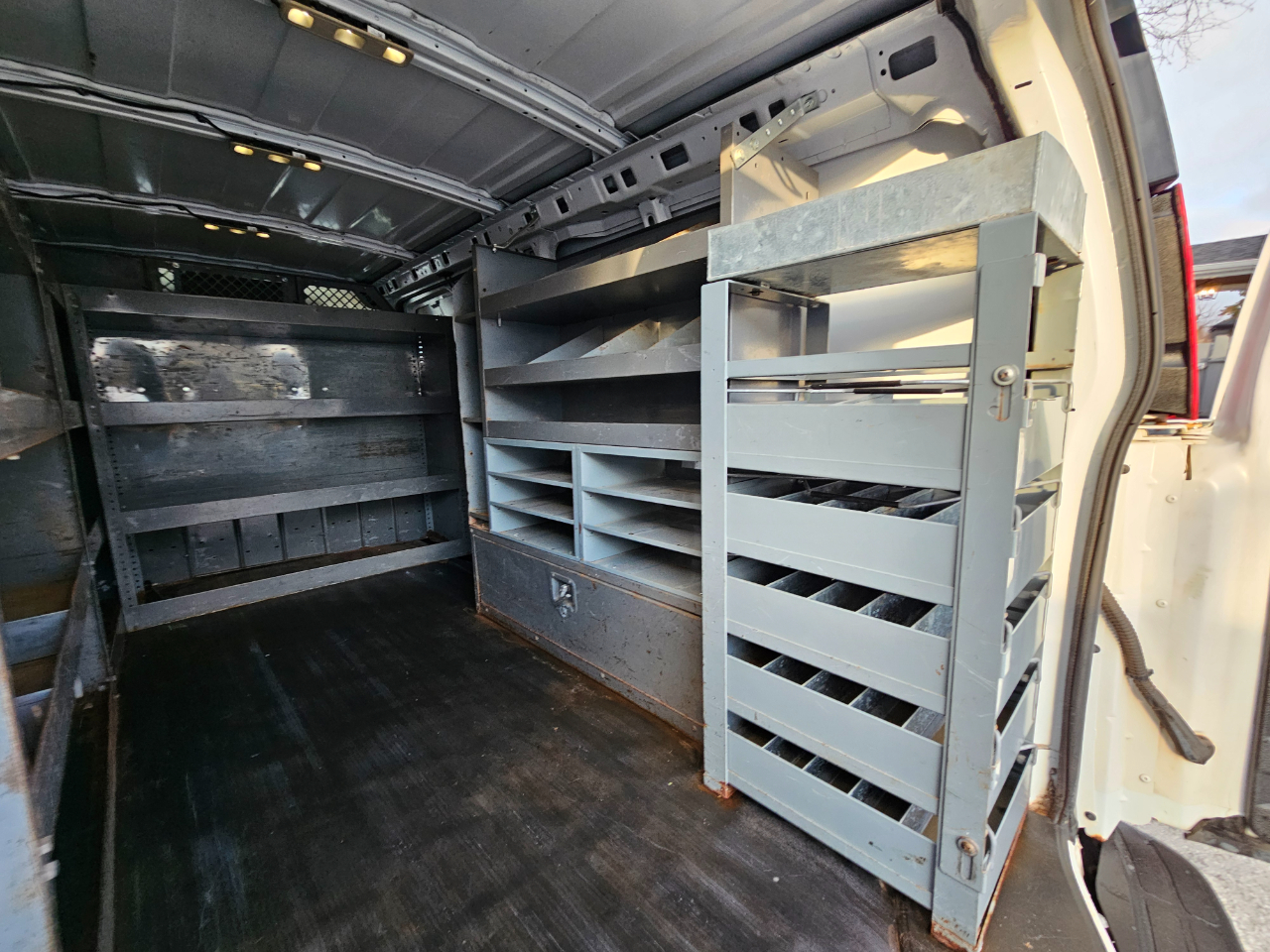 GMC Savana Cargo Van RWD 2500 135" 2017