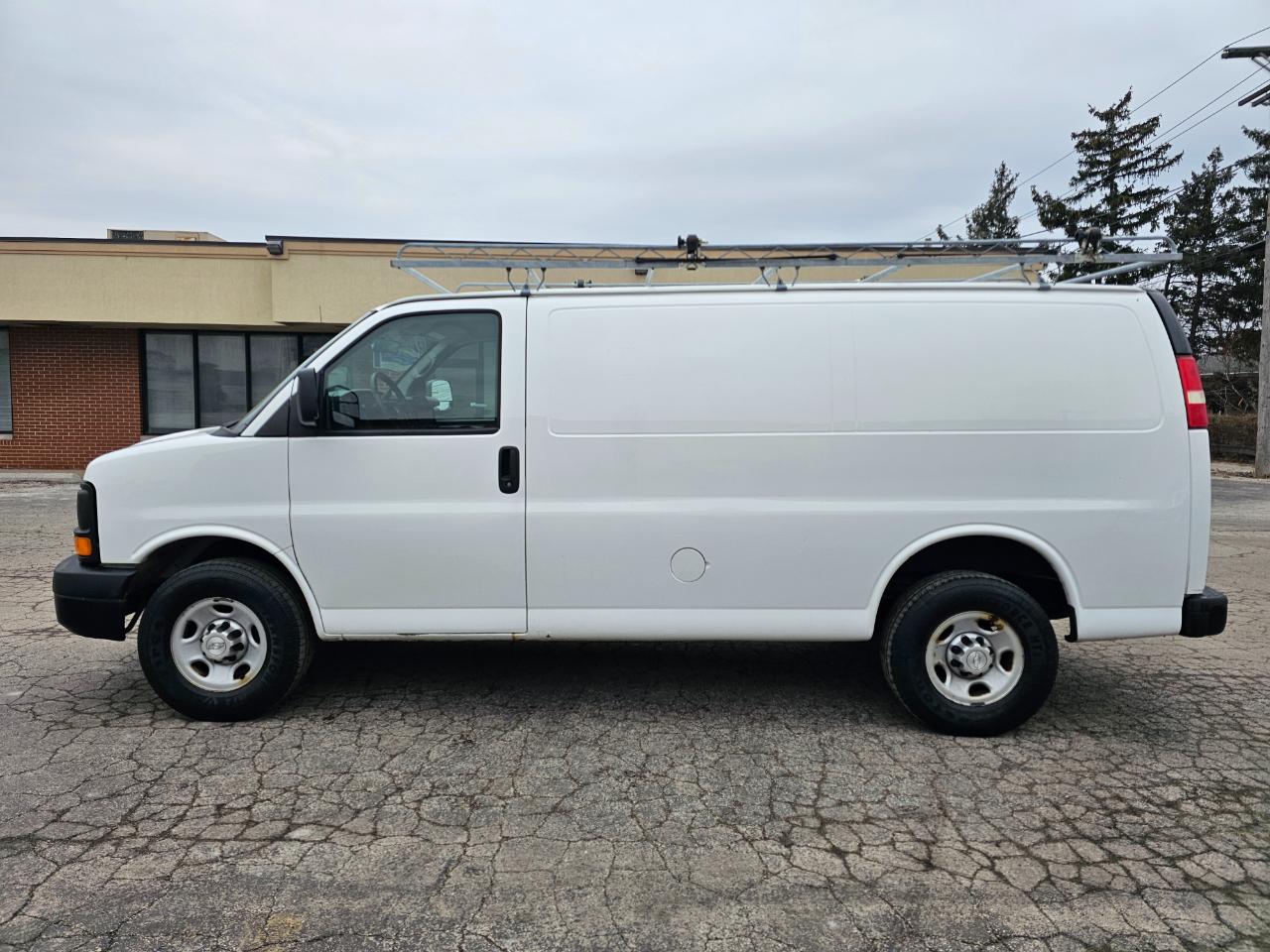 Chevrolet Express Cargo Van RWD 3500 135" 2015