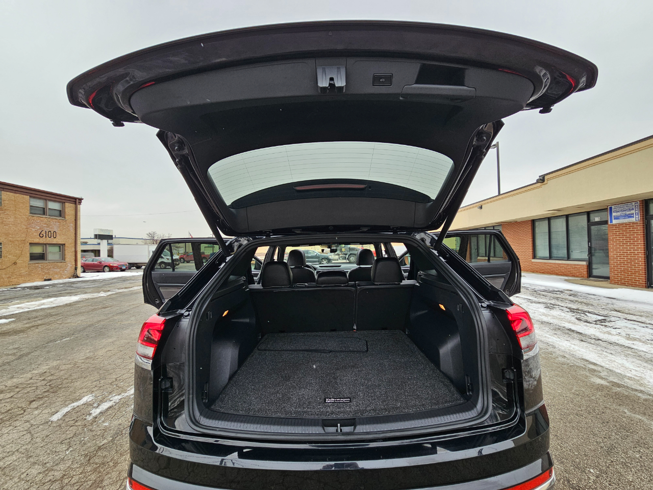 Volkswagen Atlas Cross Sport 3.6L V6 SE w/Technology R-Line 4MOTION 2021