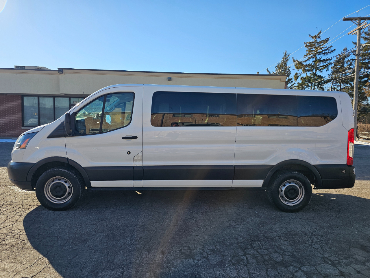 Ford Transit Passenger Wagon T-350 148" Low Roof XLT Swing-Out RH Dr 2018