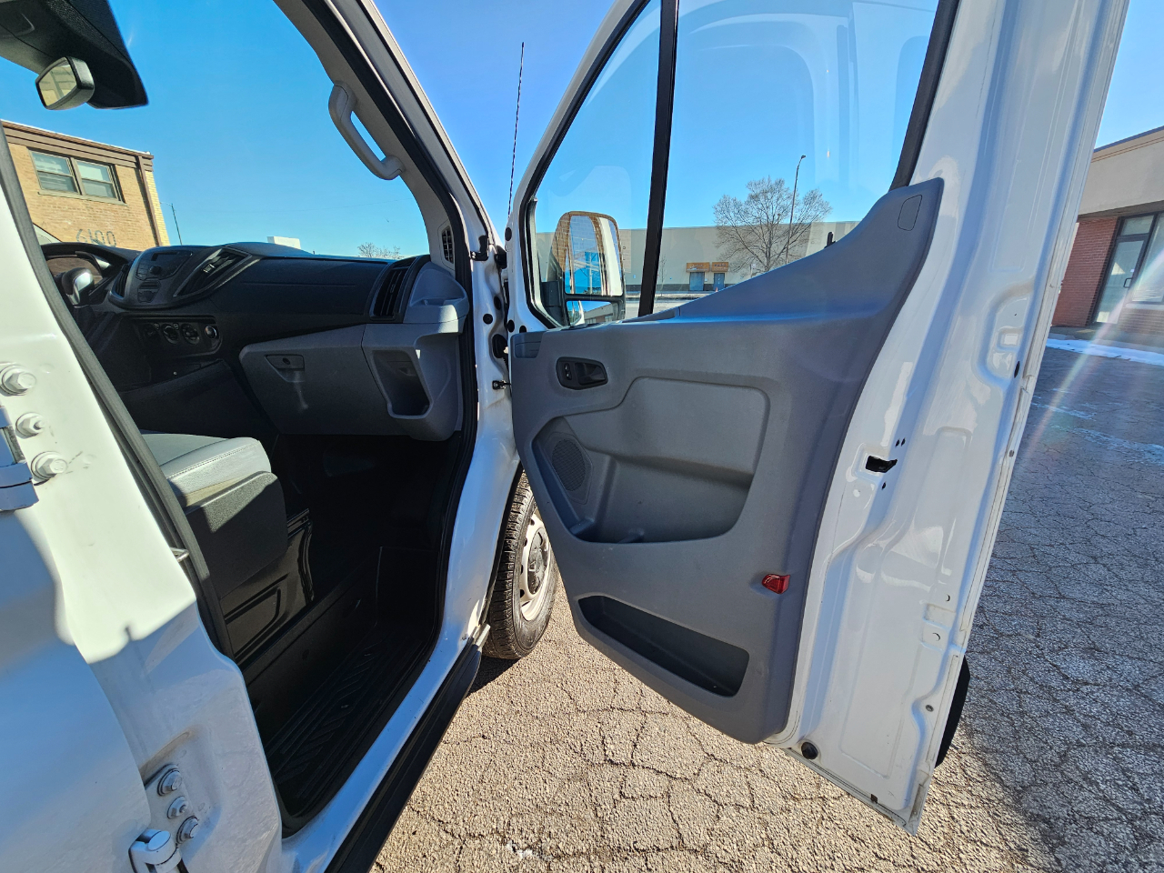 Ford Transit Passenger Wagon T-350 148" Low Roof XLT Swing-Out RH Dr 2018