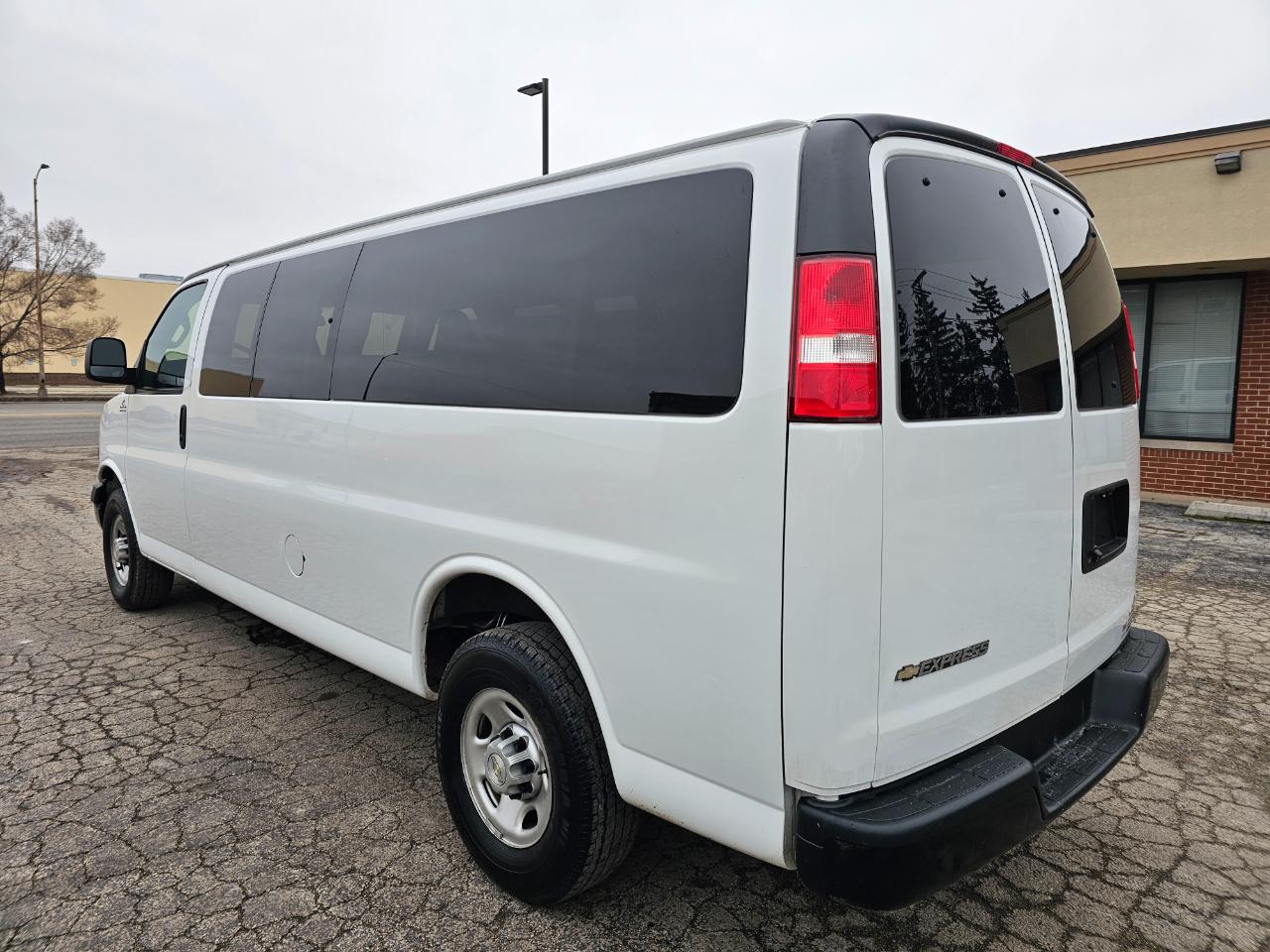 Chevrolet Express Passenger RWD 3500 155" LS 2020