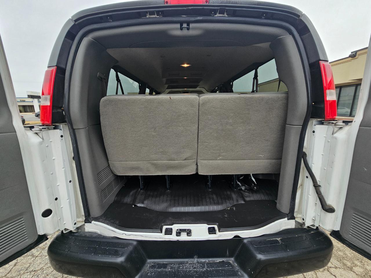 Chevrolet Express Passenger RWD 3500 155" LS 2020