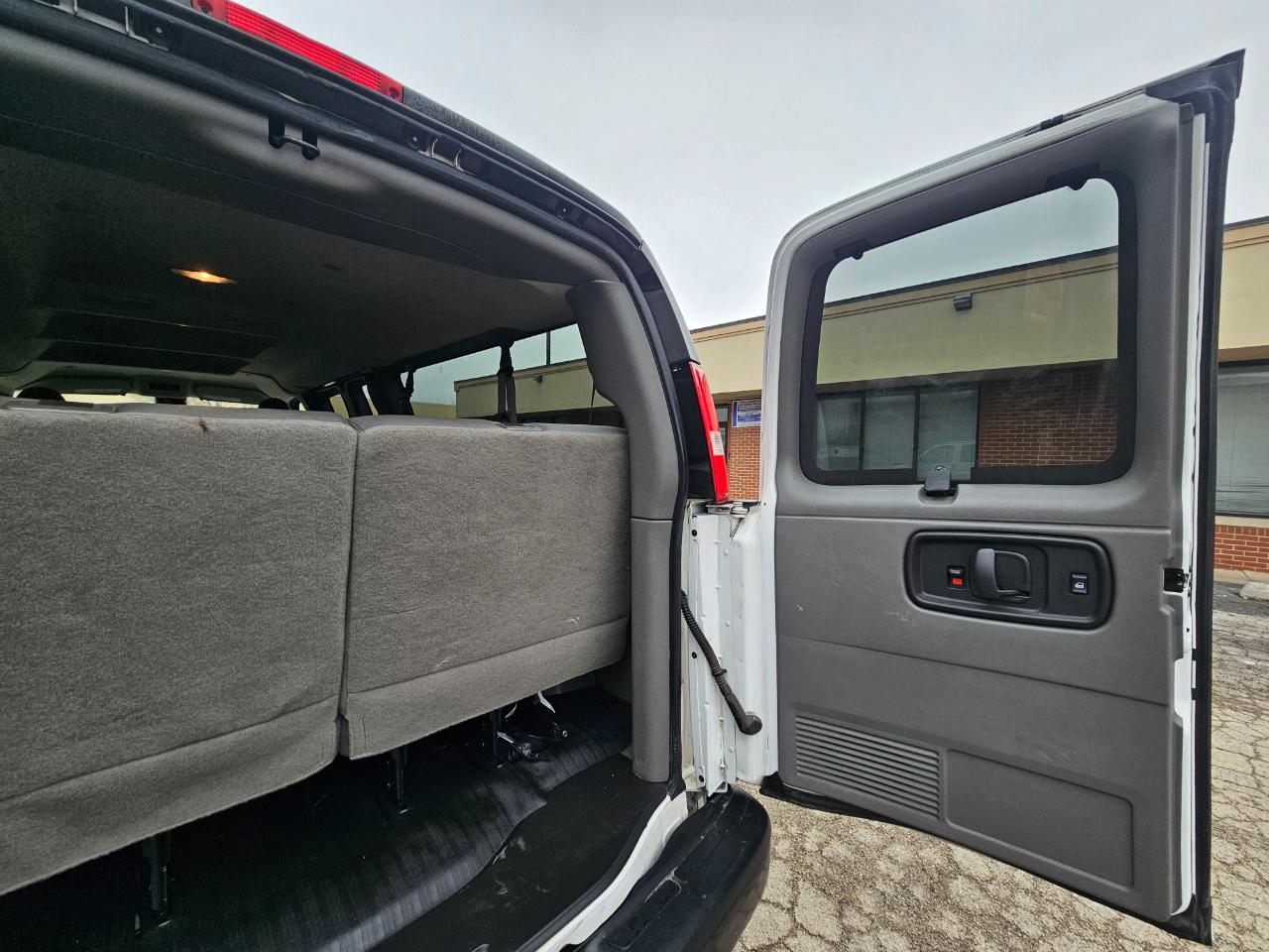 Chevrolet Express Passenger RWD 3500 155" LS 2020