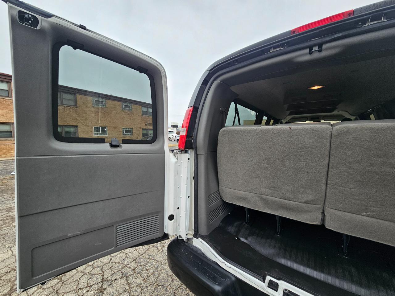 Chevrolet Express Passenger RWD 3500 155" LS 2020