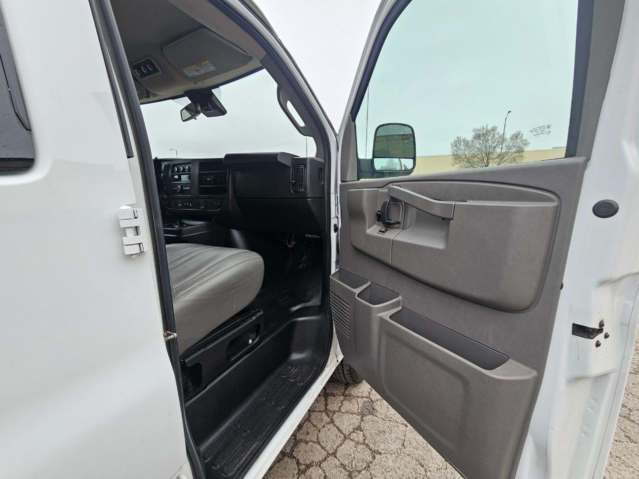 Chevrolet Express Passenger RWD 3500 155" LS 2020