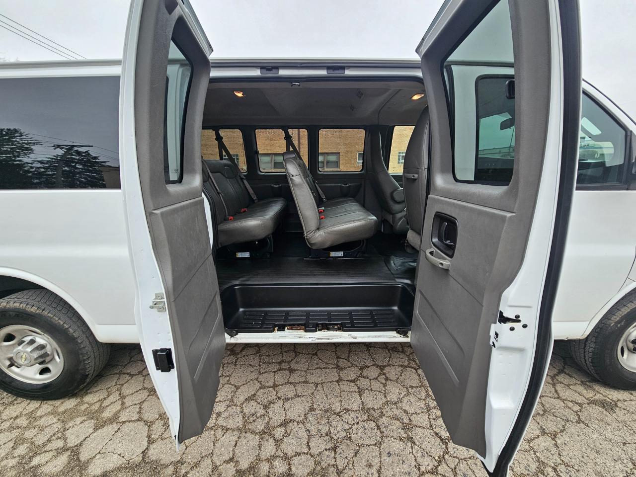 Chevrolet Express Passenger RWD 3500 155" LS 2020