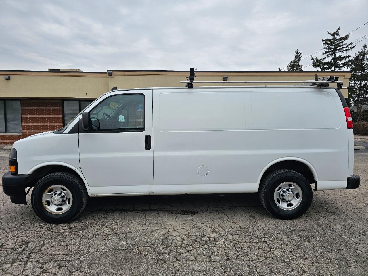 Chevrolet Express Cargo Van RWD 2500 135" 2022