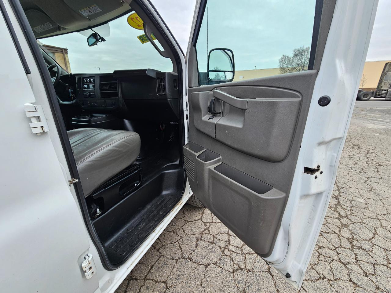 Chevrolet Express Cargo Van RWD 2500 135" 2022