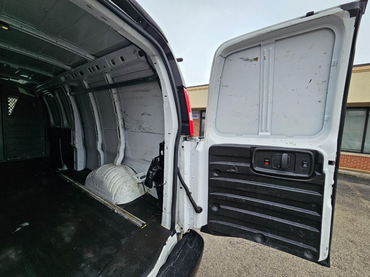 Chevrolet Express Cargo Van RWD 2500 155" 2022