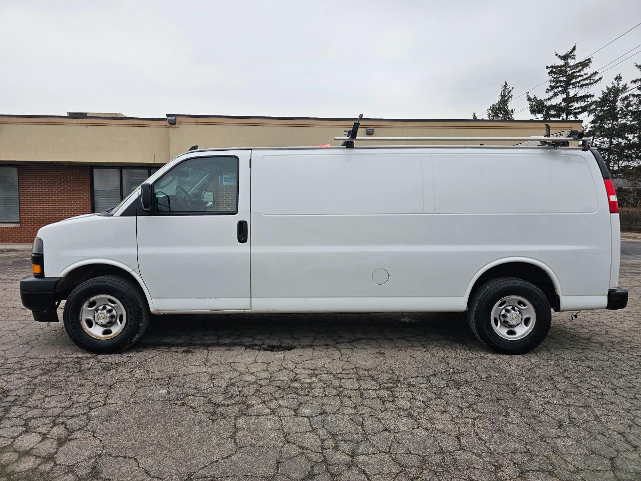 Chevrolet Express Passenger RWD 3500 155" LS 2020