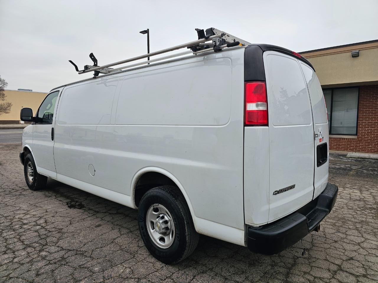 Chevrolet Express Passenger RWD 3500 155" LS 2020