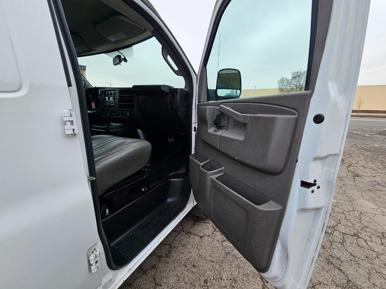 Chevrolet Express Passenger RWD 3500 155" LS 2020