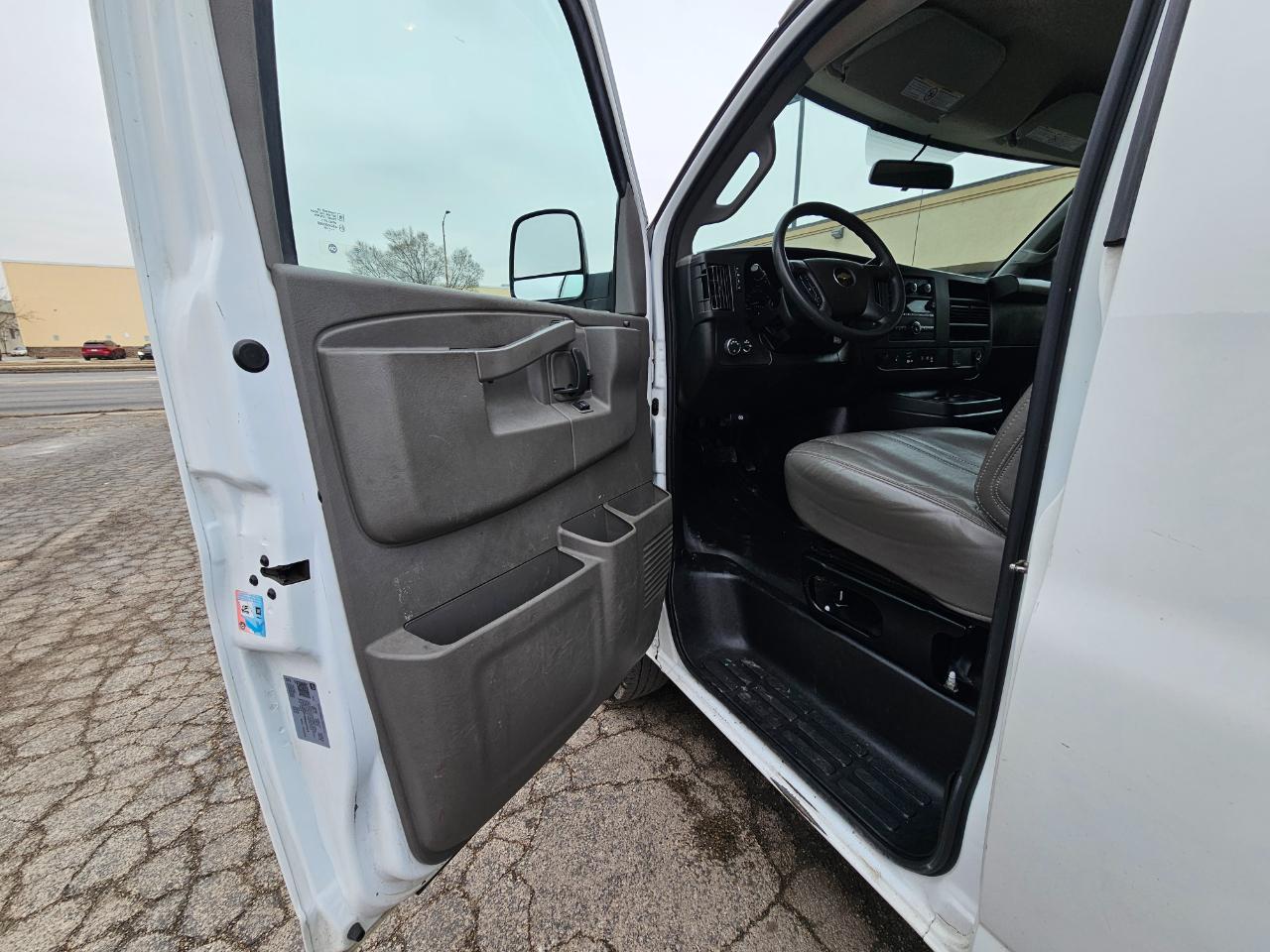 Chevrolet Express Passenger RWD 3500 155" LS 2020