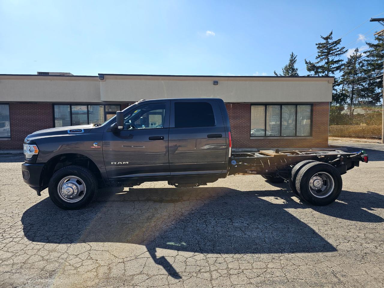 RAM 3500 Chassis Cab Tradesman 2WD Crew Cab 60" CA 172.4" WB 2022