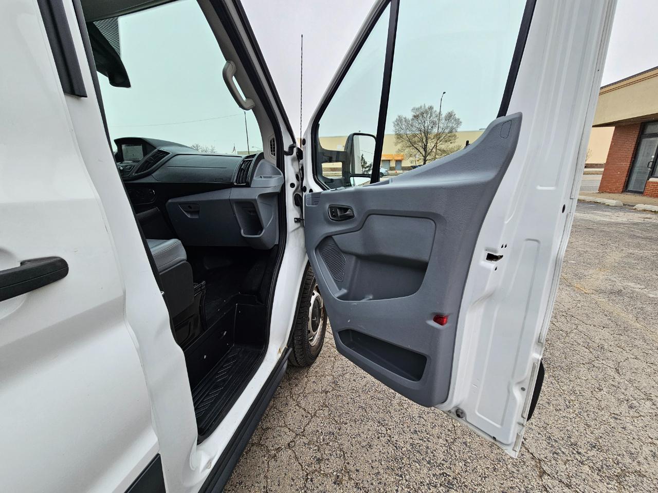 Ford Transit Van T-250 148" Med Rf 9000 GVWR Sliding RH Dr 2018