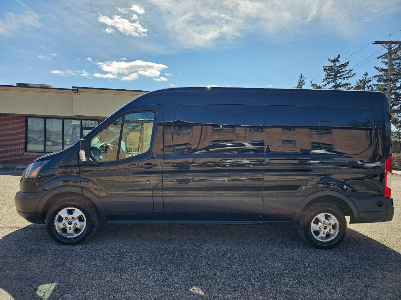 Ford Transit Van T-250 148" Med Rf 9000 GVWR Sliding RH Dr 2017