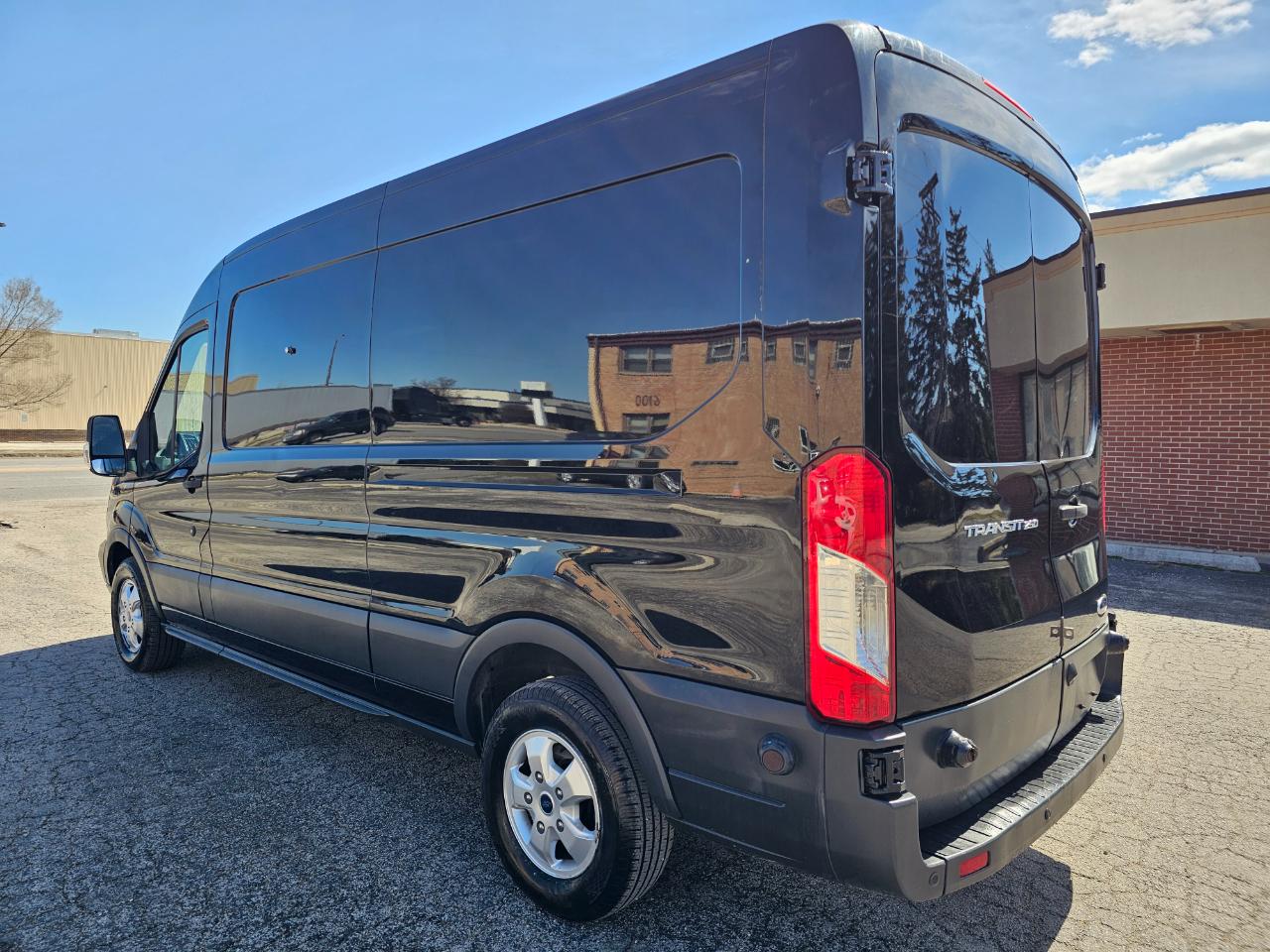 Ford Transit Van T-250 148" Med Rf 9000 GVWR Sliding RH Dr 2017