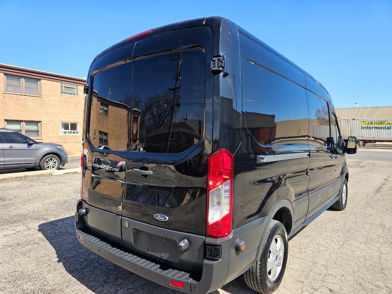 Ford Transit Van T-250 148" Med Rf 9000 GVWR Sliding RH Dr 2017