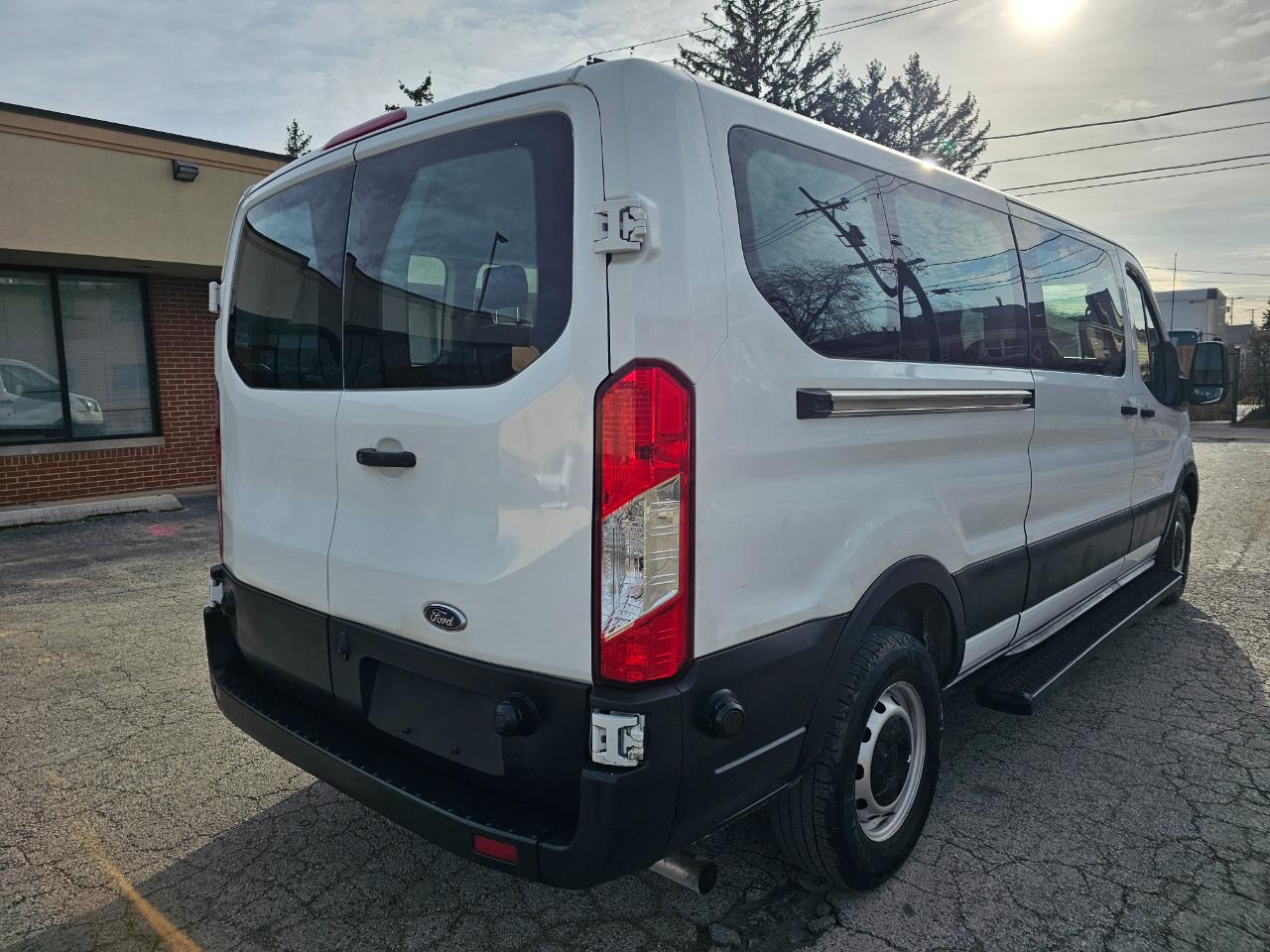 Ford Transit Passenger Wagon T-350 148" Low Roof XLT RWD 2020