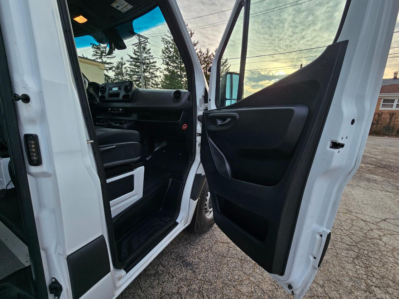 Mercedes-Benz Sprinter Cargo Van 2500 Standard Roof I4 Diesel 144" RWD 2023