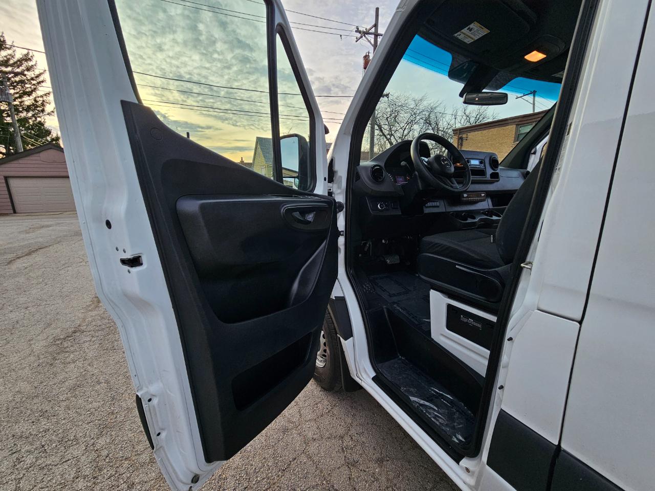 Mercedes-Benz Sprinter Cargo Van 2500 Standard Roof I4 Diesel 144" RWD 2023